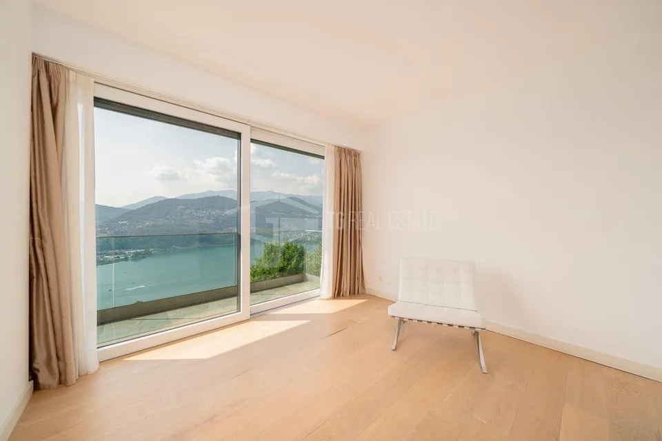 Duplex prestigieux avec vue sur le lac et piscine