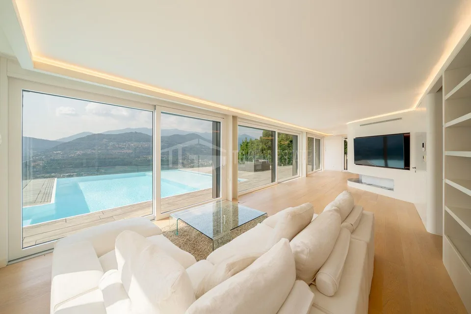 Duplex prestigieux avec vue sur le lac et piscine
