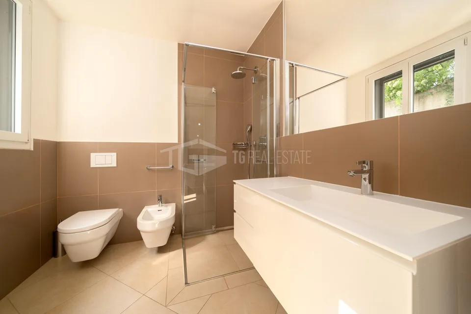 Duplex prestigieux avec vue sur le lac et piscine