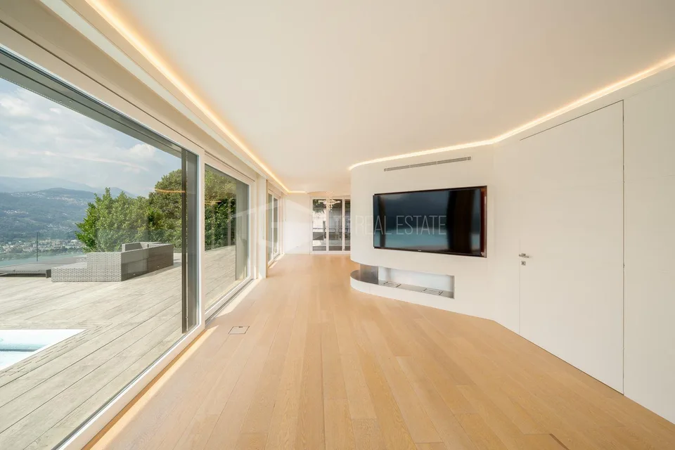 Duplex prestigieux avec vue sur le lac et piscine