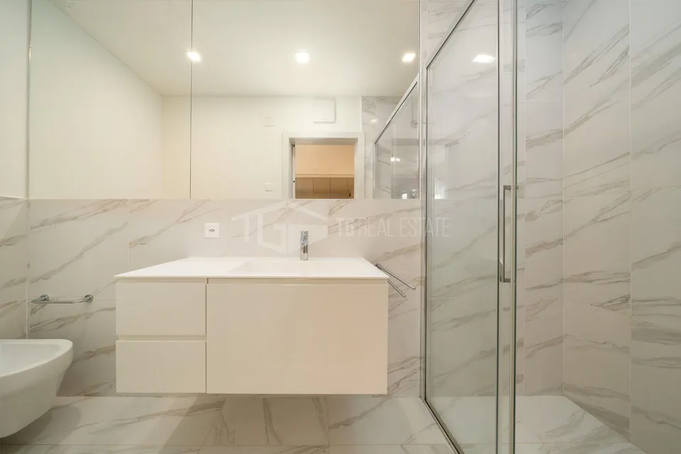 Duplex prestigieux avec vue sur le lac et piscine