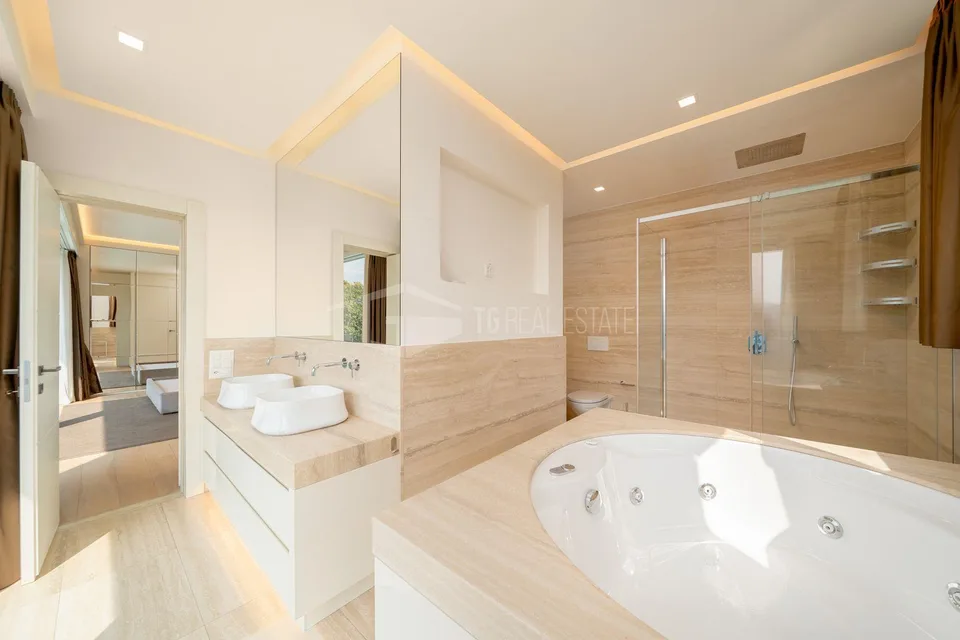 Duplex prestigieux avec vue sur le lac et piscine