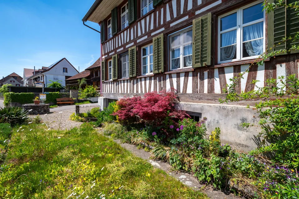 Charmantes Riegelhaus mit grossem Umschwung