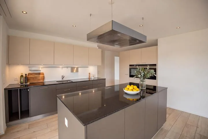 148 M² ATTIKABIJOU MIT 137 M² TERRASSE UND AUSSENSAUNA