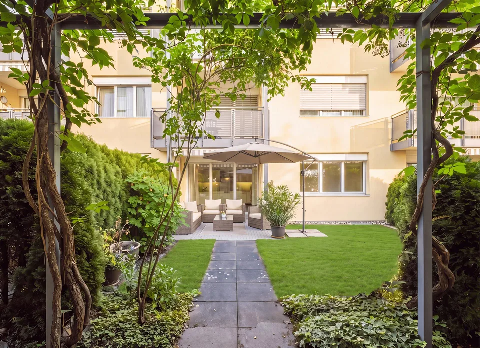 IDYLLISCHE GARTENWOHNUNG IM  DORFKERN VON ADLIGENSWIL