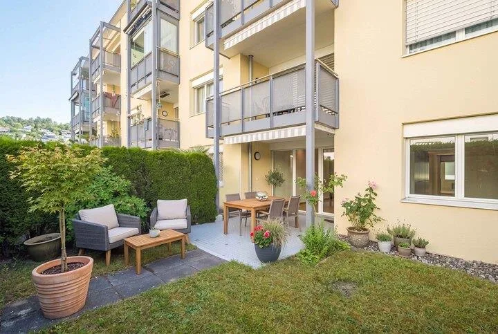 IDYLLISCHE GARTENWOHNUNG IM  DORFKERN VON ADLIGENSWIL
