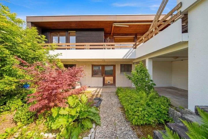 DETACHED 5.5 ROOM SINGLE-FAMILY HOUSE WITH A LOT OF SURROUNDINGS
