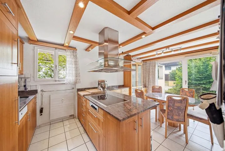 DETACHED 5.5 ROOM SINGLE-FAMILY HOUSE WITH A LOT OF SURROUNDINGS