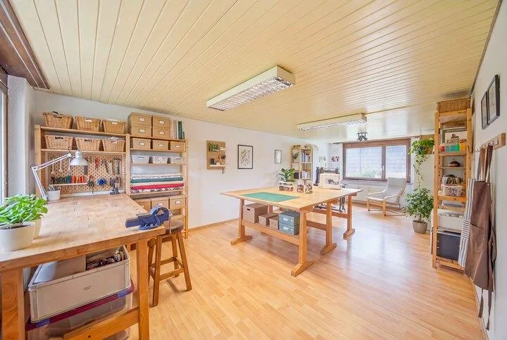 DETACHED 5.5 ROOM SINGLE-FAMILY HOUSE WITH A LOT OF SURROUNDINGS