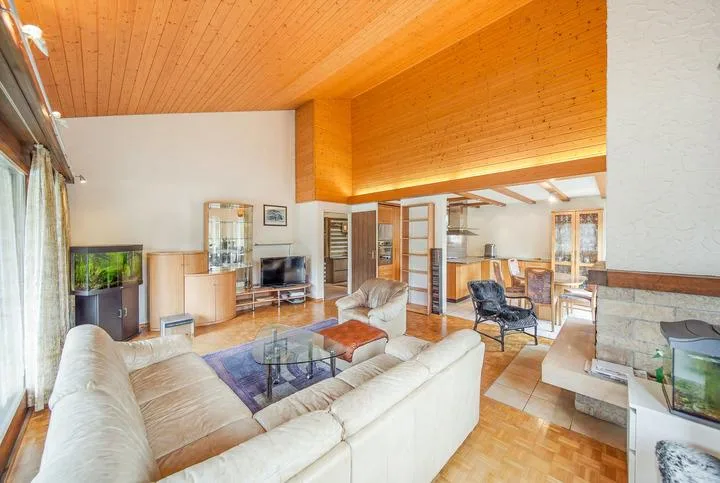 DETACHED 5.5 ROOM SINGLE-FAMILY HOUSE WITH A LOT OF SURROUNDINGS