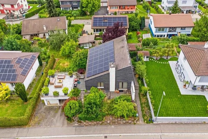 DETACHED 5.5 ROOM SINGLE-FAMILY HOUSE WITH A LOT OF SURROUNDINGS
