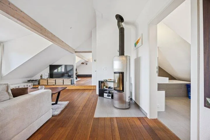 STILVOLLE 3.5 ZIMMER DACHWOHNUNG NÄHE BODENSEE