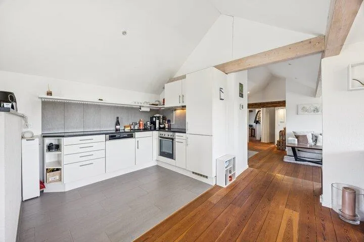 STILVOLLE 3.5 ZIMMER DACHWOHNUNG NÄHE BODENSEE