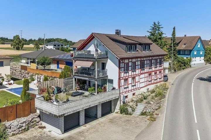 STILVOLLE 3.5 ZIMMER DACHWOHNUNG NÄHE BODENSEE