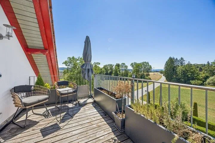 STILVOLLE 3.5 ZIMMER DACHWOHNUNG NÄHE BODENSEE