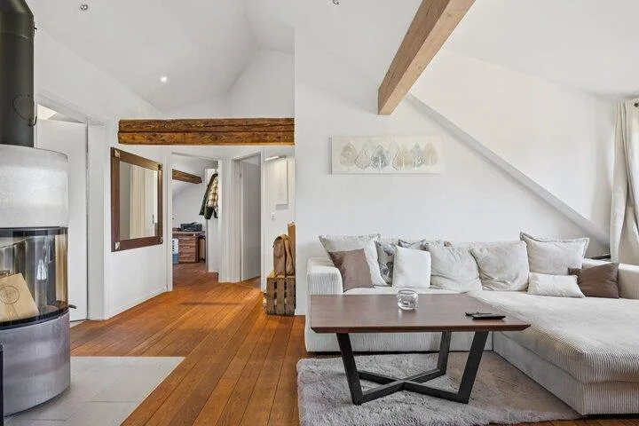 STILVOLLE 3.5 ZIMMER DACHWOHNUNG NÄHE BODENSEE