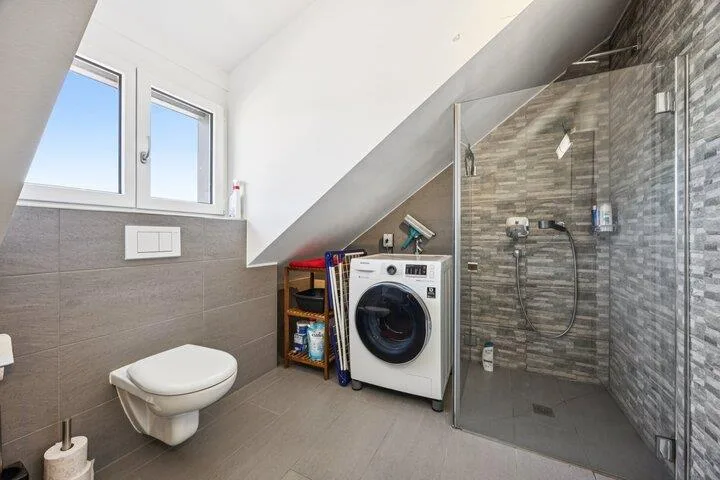 STILVOLLE 3.5 ZIMMER DACHWOHNUNG NÄHE BODENSEE