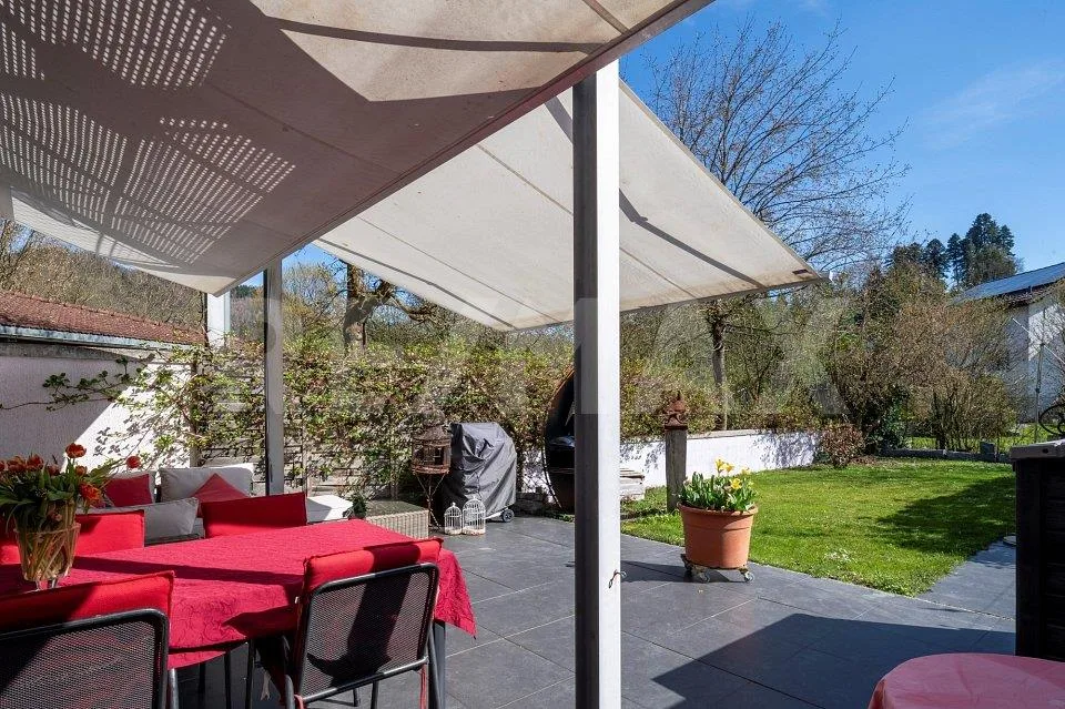 Très lumineux salons, rénovés avec jardin ensoleillé