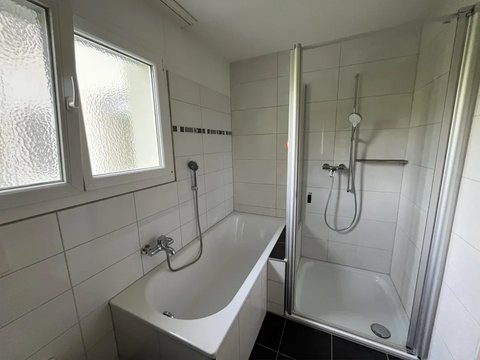 Helle 5.5-Zimmer-Wohnung in Seenähe und schöner Aussicht in Lauerz
