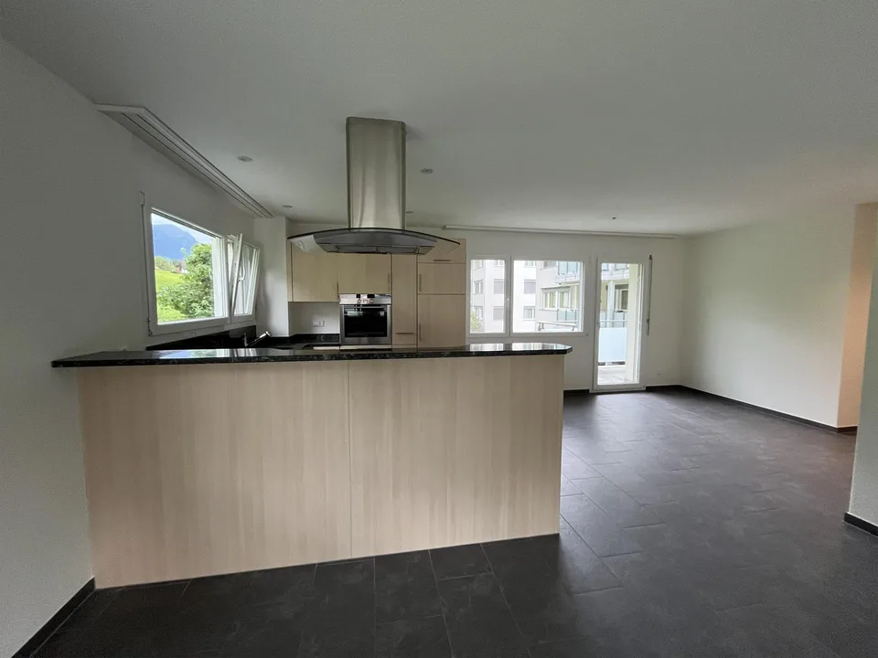Helle 5.5-Zimmer-Wohnung in Seenähe und schöner Aussicht in Lauerz