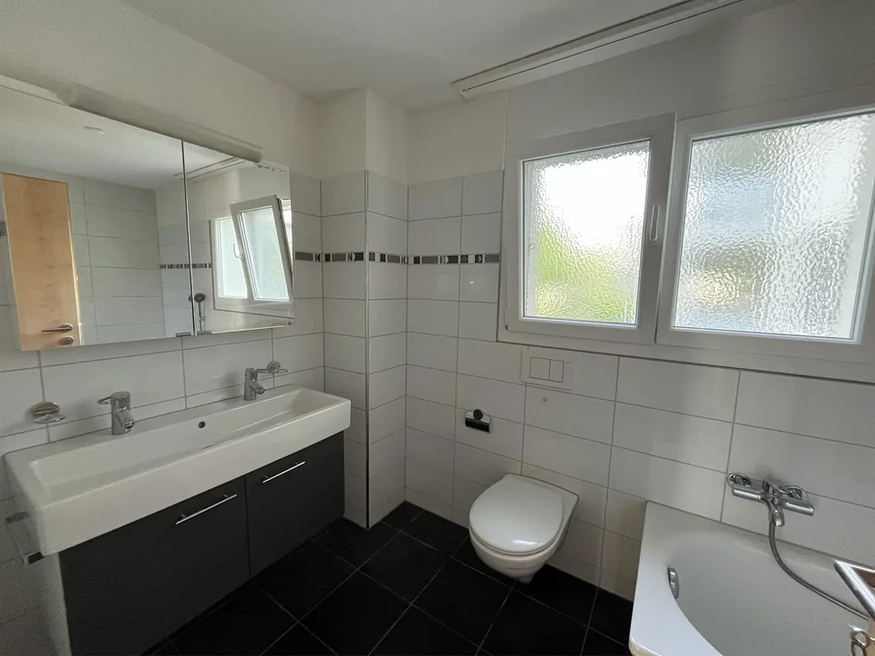 Helle 5.5-Zimmer-Wohnung in Seenähe und schöner Aussicht in Lauerz