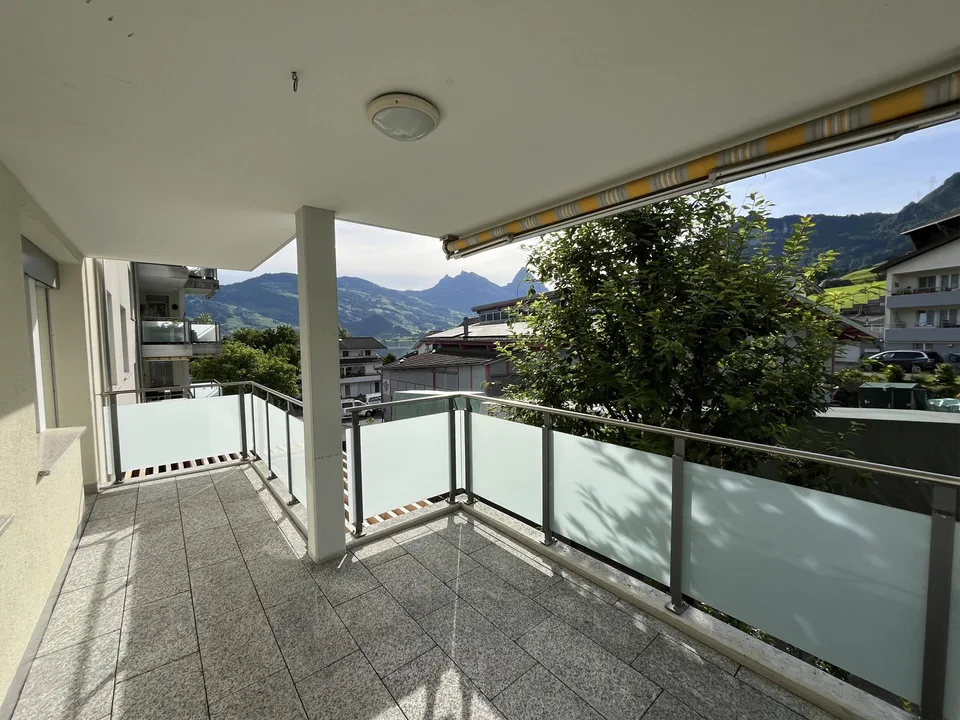 Helle 5.5-Zimmer-Wohnung in Seenähe und schöner Aussicht in Lauerz
