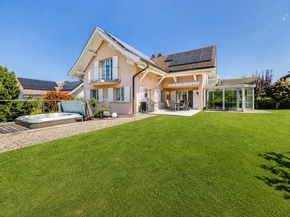 5.5-Zi. Einfamilienhaus mit Doppelgarage, grossem Garten und Whirlpool