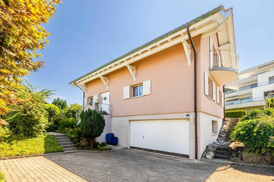 Maison unifamiliale 5,5 pièces avec garage double, grand jardin et jacuzzi