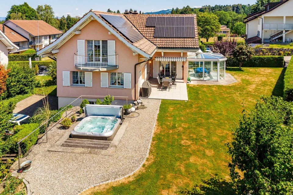 Maison unifamiliale 5,5 pièces avec garage double, grand jardin et jacuzzi