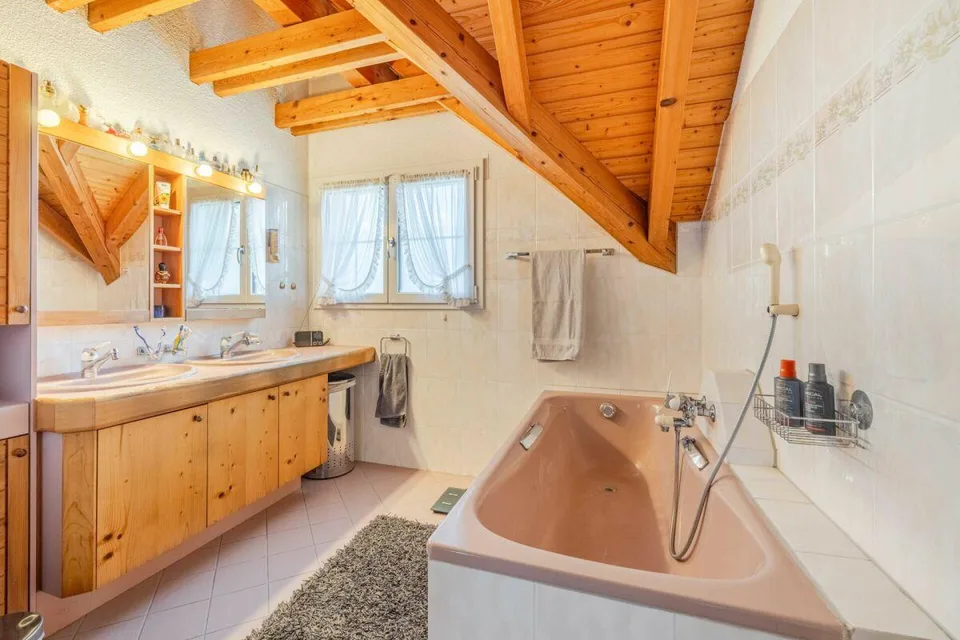 Maison unifamiliale 5,5 pièces avec garage double, grand jardin et jacuzzi