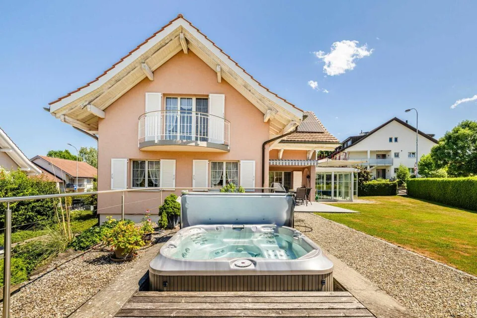 Maison unifamiliale 5,5 pièces avec garage double, grand jardin et jacuzzi
