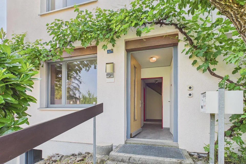 Vivre à proximité du lac de Bienne – maison mitoyenne 5 pièces avec potentiel