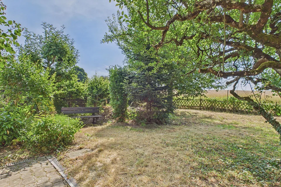 Vivre à proximité du lac de Bienne – maison mitoyenne 5 pièces avec potentiel