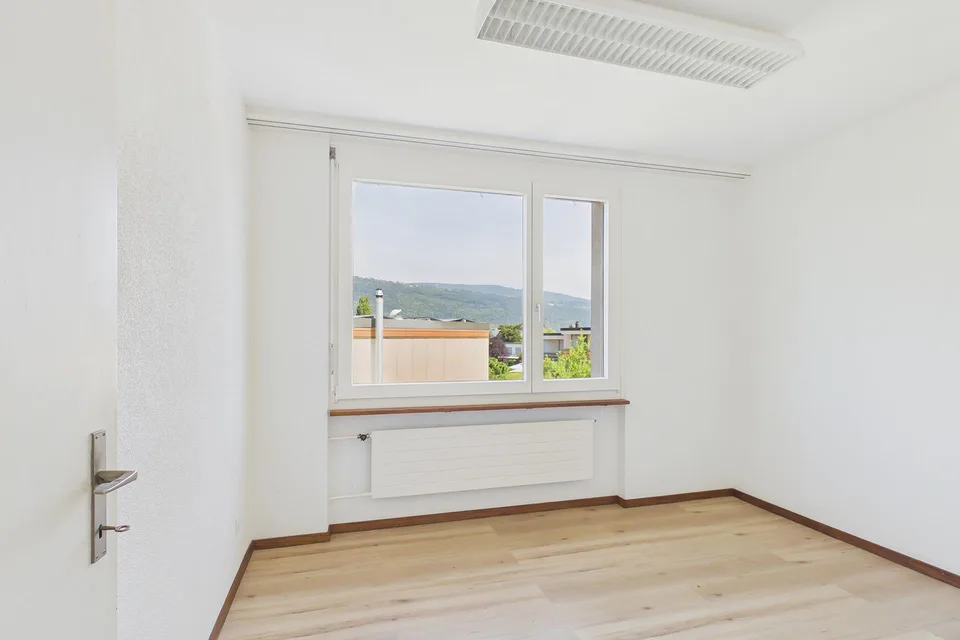 Vivre à proximité du lac de Bienne – maison mitoyenne 5 pièces avec potentiel