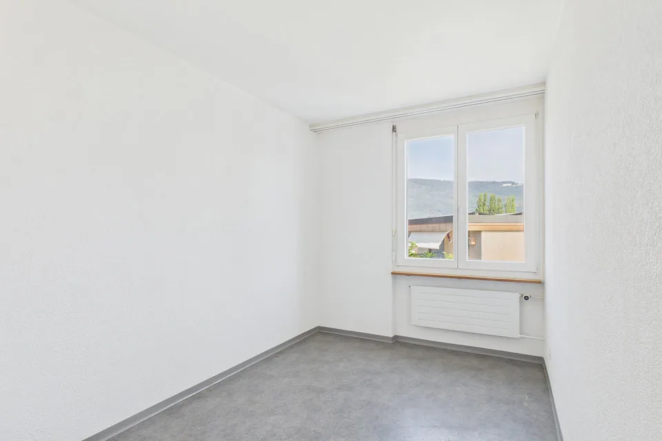 Vivre à proximité du lac de Bienne – maison mitoyenne 5 pièces avec potentiel