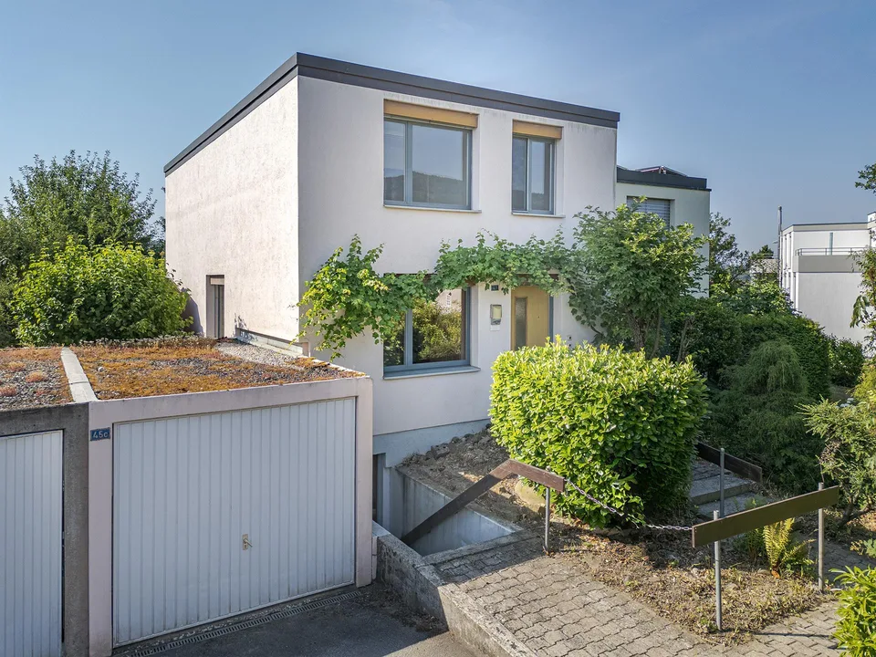 Wohnen in der Nähe des Bielersees – 5-Zimmer-Reihenhaus mit Potenzial