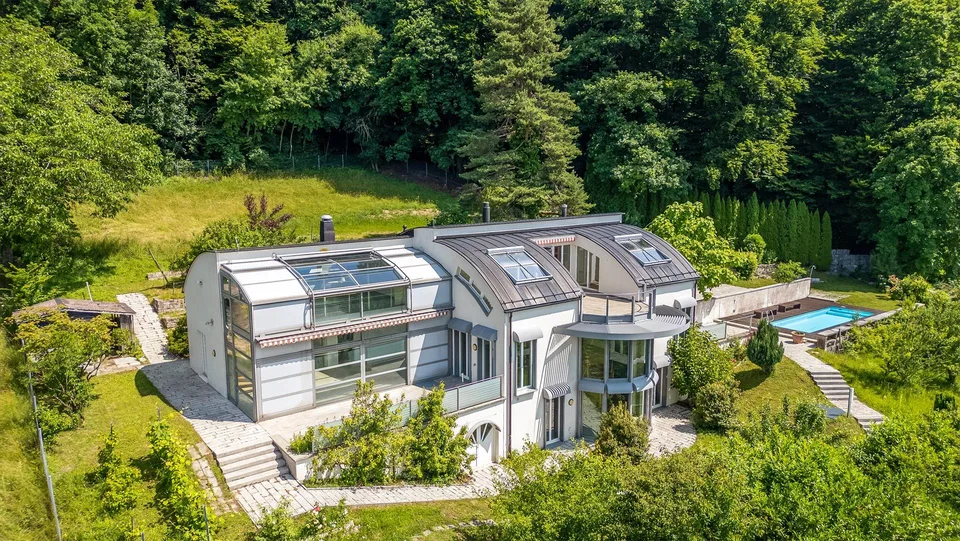 Einfamilienhaus an sonniger Lage mit grosszügigem Garten und Pool