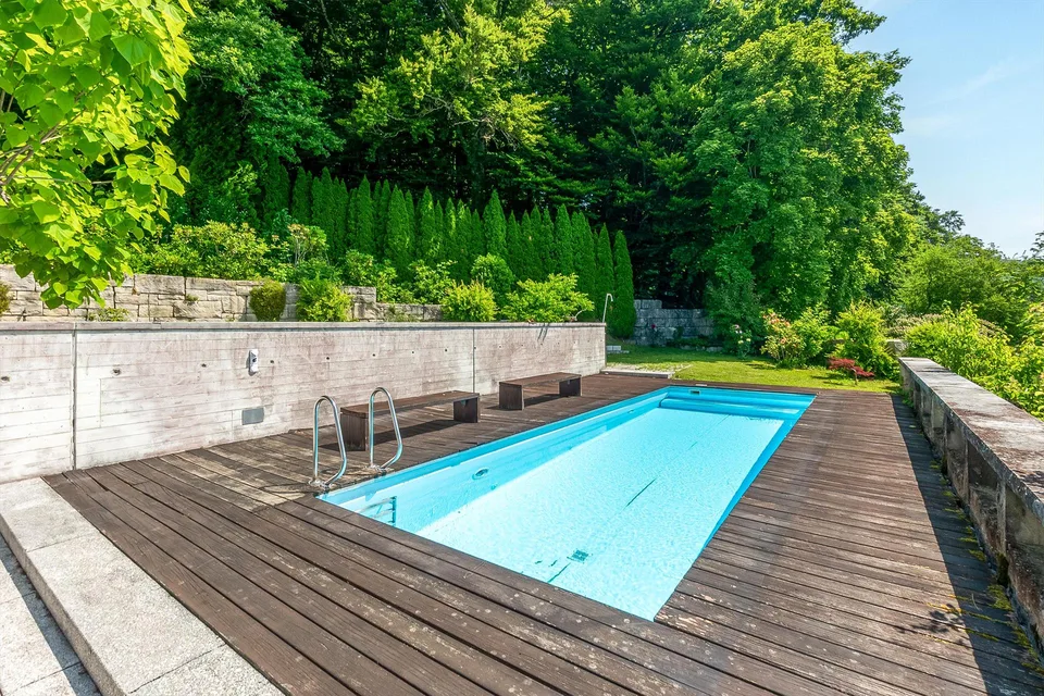 Einfamilienhaus an sonniger Lage mit grosszügigem Garten und Pool