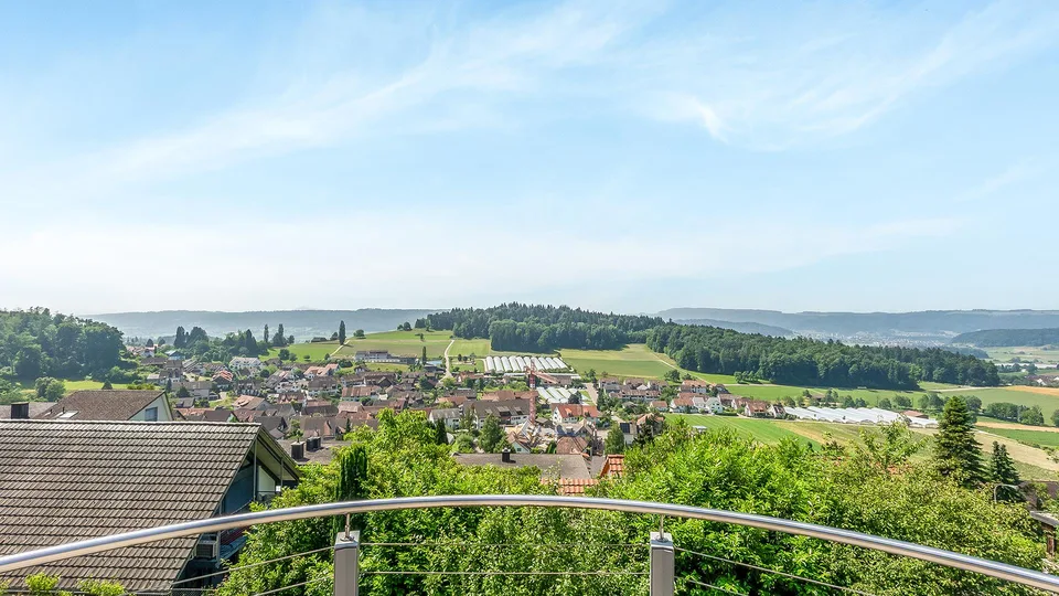 Einfamilienhaus an sonniger Lage mit grosszügigem Garten und Pool