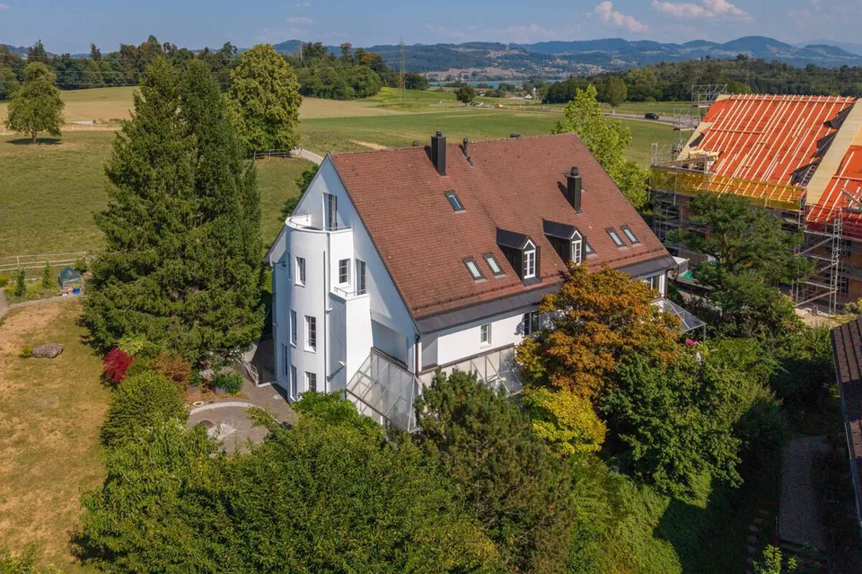 Wermatswil: grosszügige Doppelhaushälfte mit Garten
