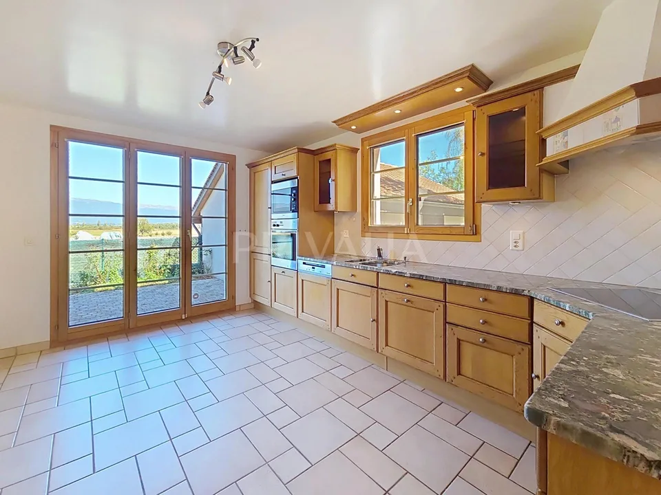 Charmante villa semi-individuelle avec vue exceptionnelle sur la ca...