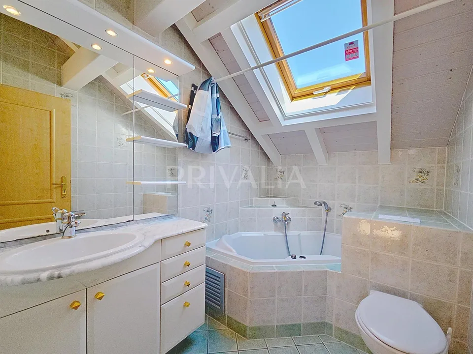 Charmante villa semi-individuelle avec vue exceptionnelle sur la ca...