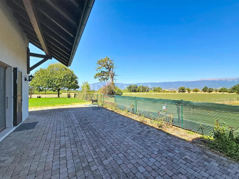 Charmante villa semi-individuelle avec vue exceptionnelle sur la ca...