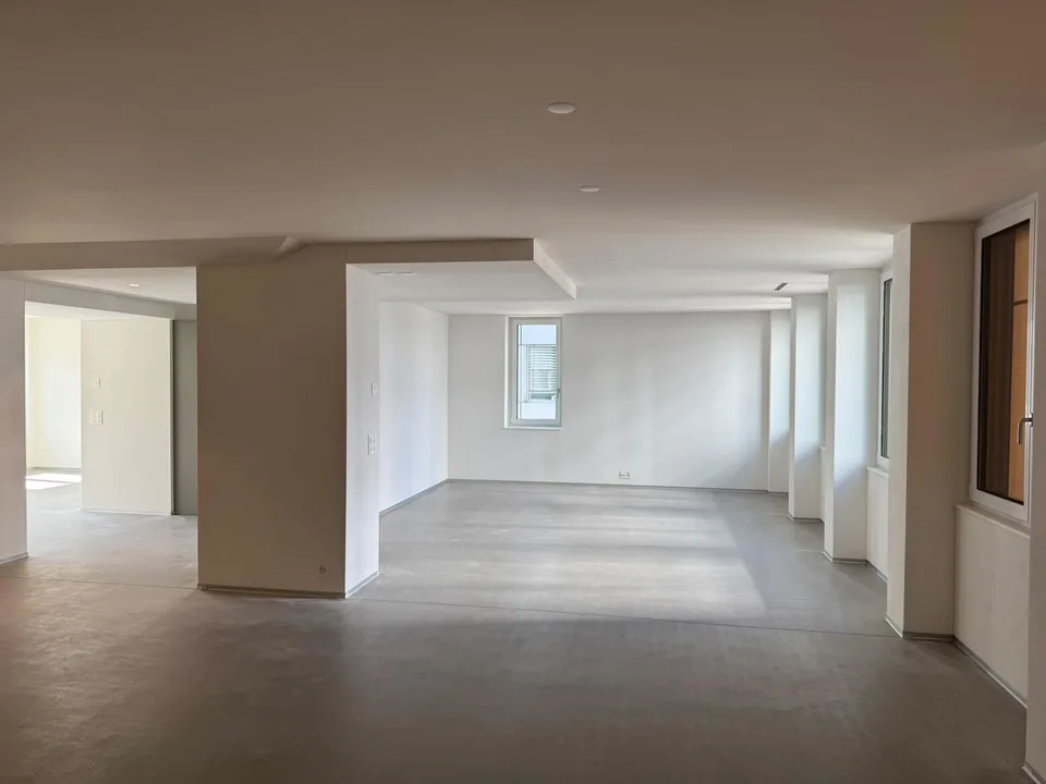 Spacious office in central location in Opfikon for rent!