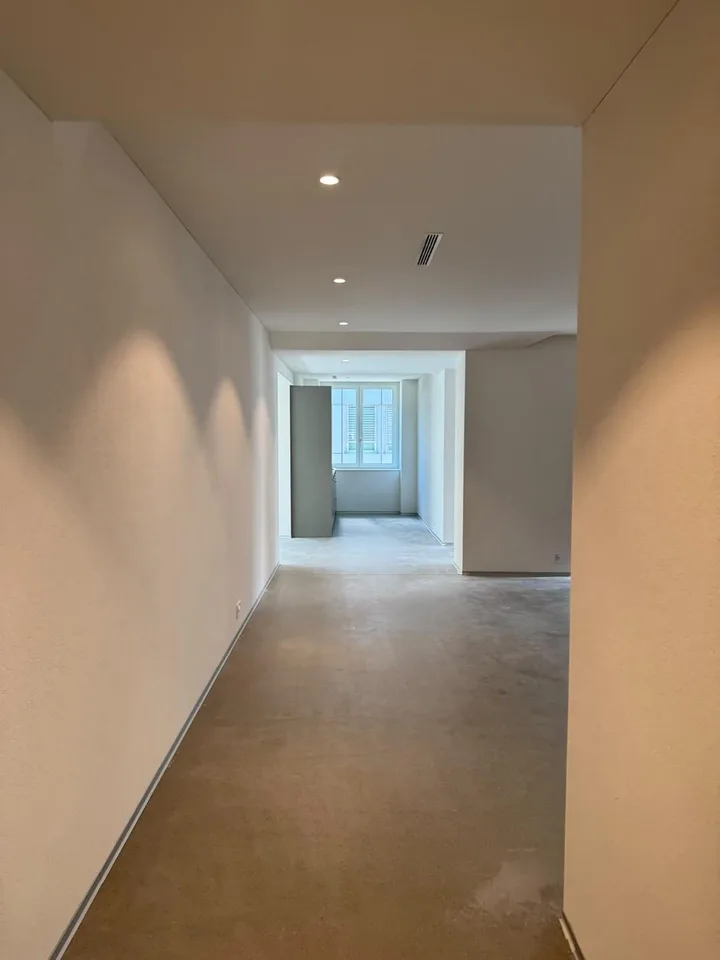 Spacious office in central location in Opfikon for rent!