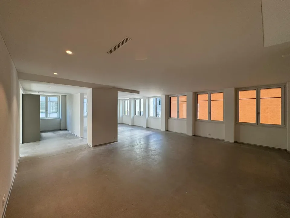 Spacious office in central location in Opfikon for rent!