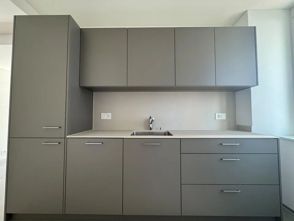 Spacious office in central location in Opfikon for rent!