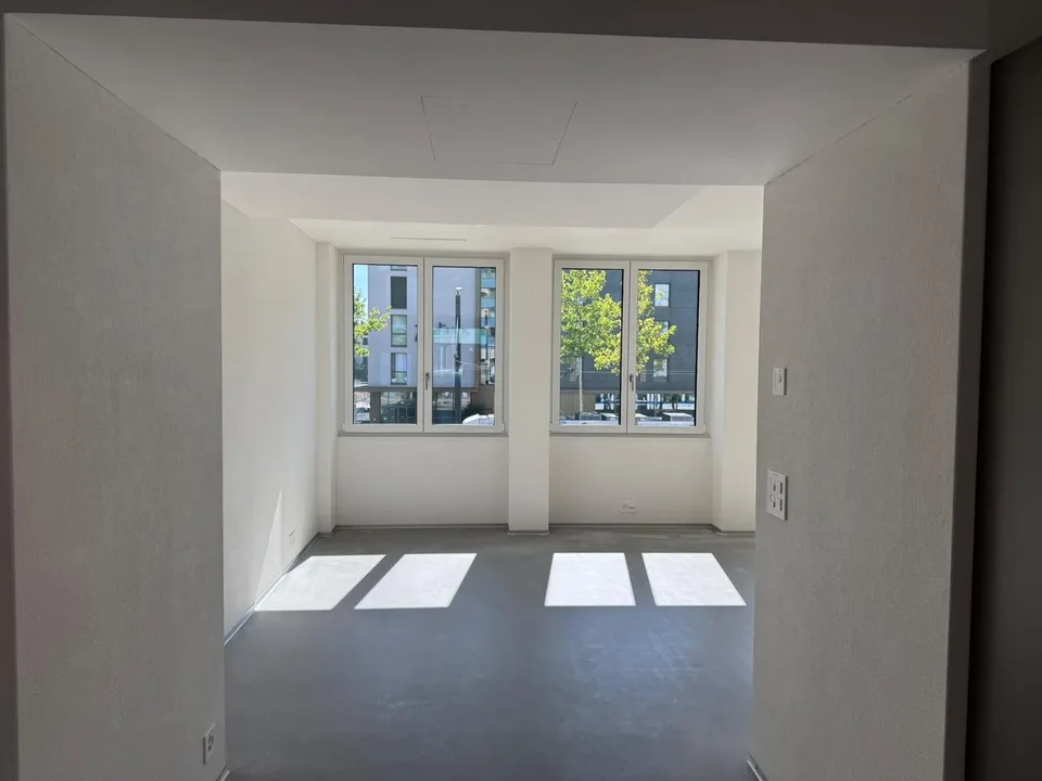 Spacious office in central location in Opfikon for rent!