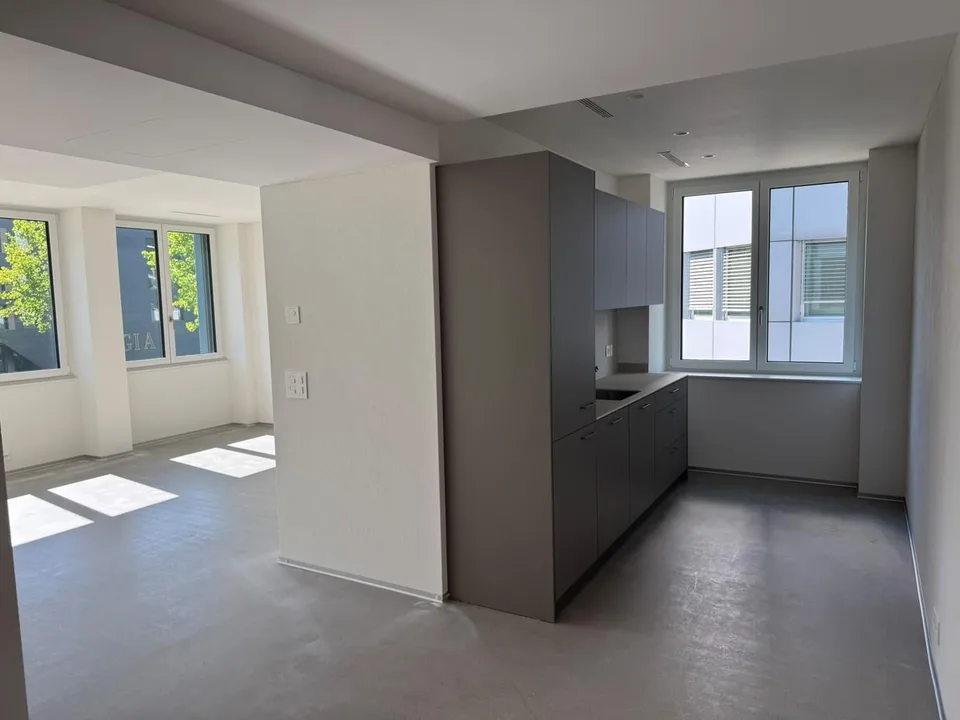 Spacious office in central location in Opfikon for rent!