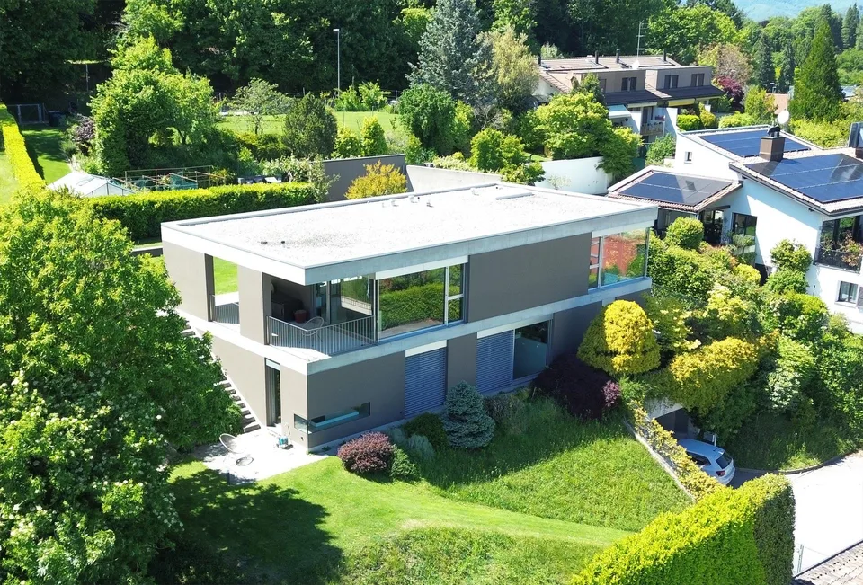 Elegante villa moderna con giardino e vista panoramica sul lago a C...
